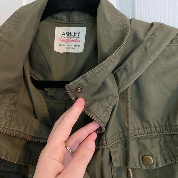 Adjustable utility jacket - Picture 2 of 4